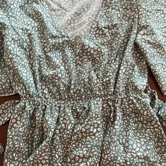 Green and cream vneck top size medium runs small NEW without tags - Picture 4 of 8